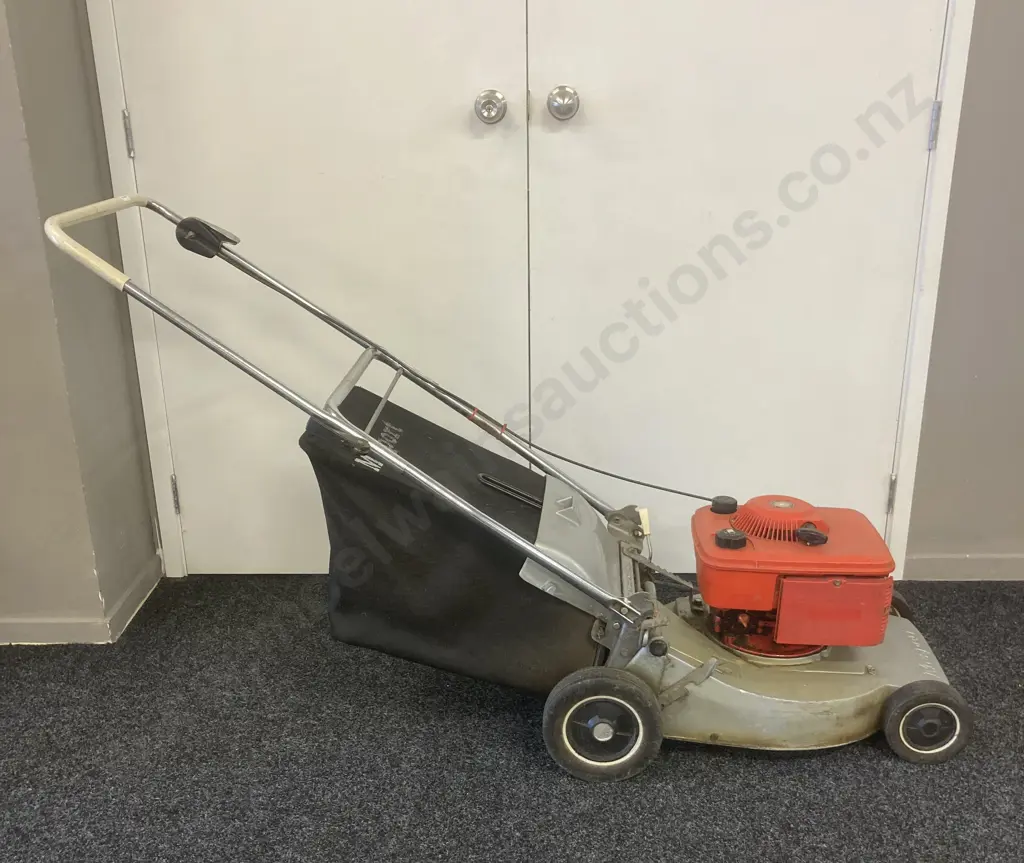 Masport Lawnmower With Catcher Image 1++