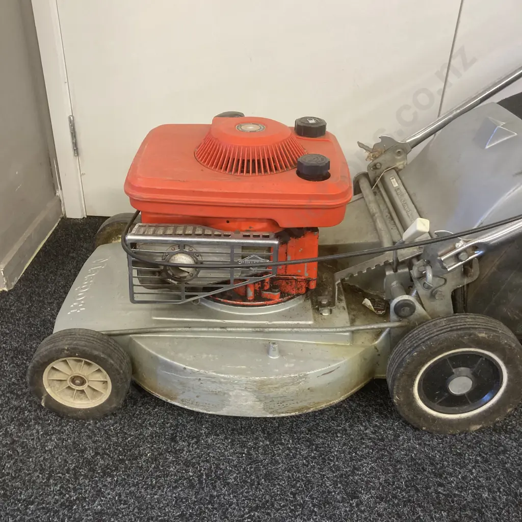 Masport Lawnmower With Catcher Image 1++