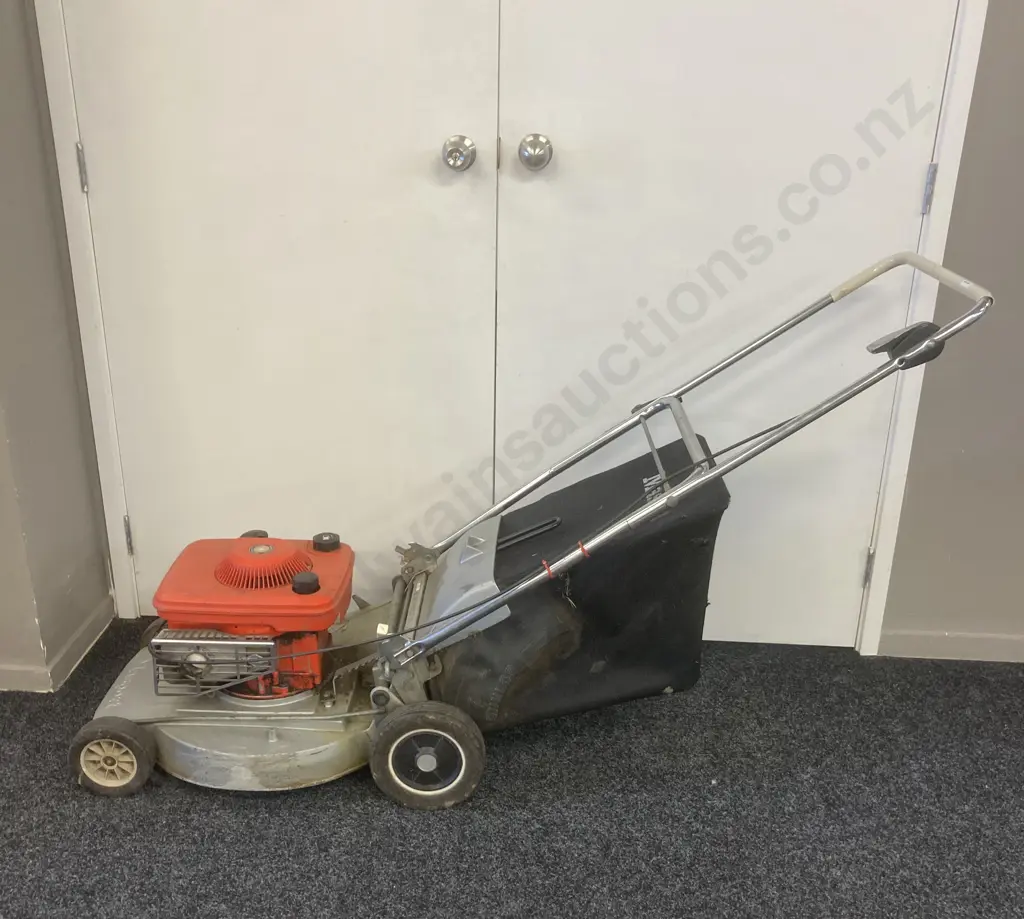 Masport Lawnmower With Catcher Image 1++