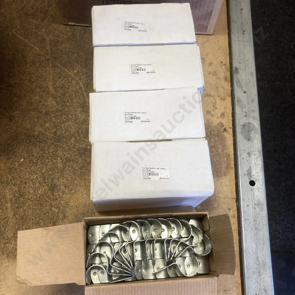 Conduit Saddles Half, 25mm, Zinc Plate, 5 x Boxes Image 1++