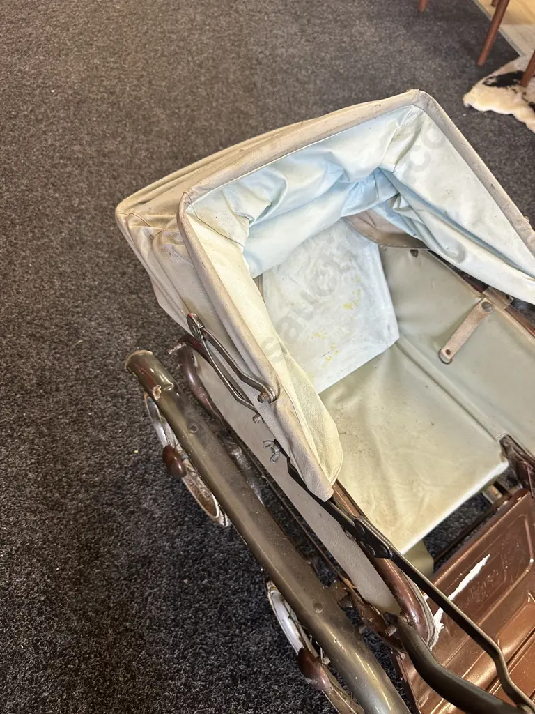 Vintage Pedigree Pushchair With Spring Base Image 1++