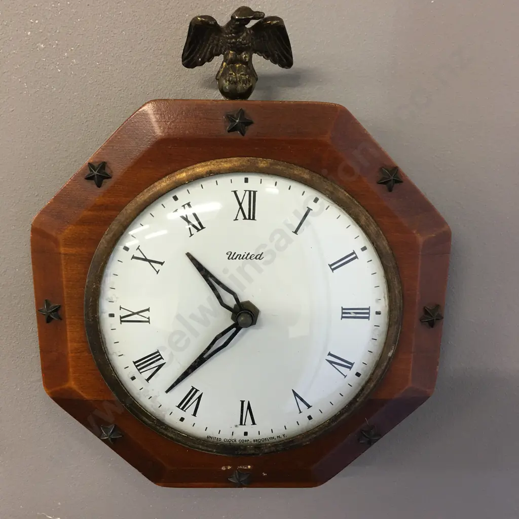 Vintage United Clock Corp. (Brooklyn, N.Y.) Wooden Framed Wall Clock With Eagle & Stars (Battery Powered). 25 x 20cm Image 1++