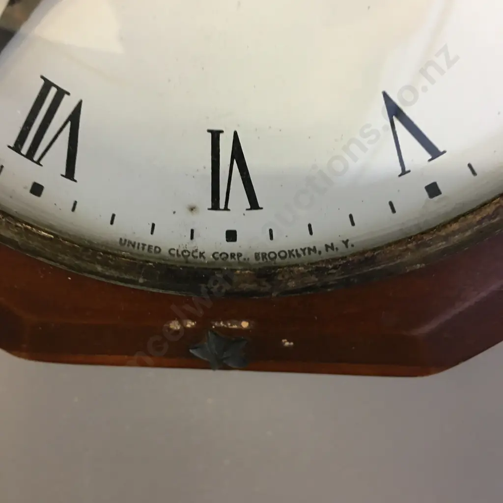 Vintage United Clock Corp. (Brooklyn, N.Y.) Wooden Framed Wall Clock With Eagle & Stars (Battery Powered). 25 x 20cm Image 1++
