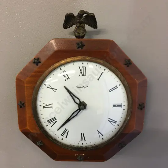 Vintage United Clock Corp. (Brooklyn, N.Y.) Wooden Framed Wall Clock With Eagle & Stars (Battery Powered). 25 x 20cm