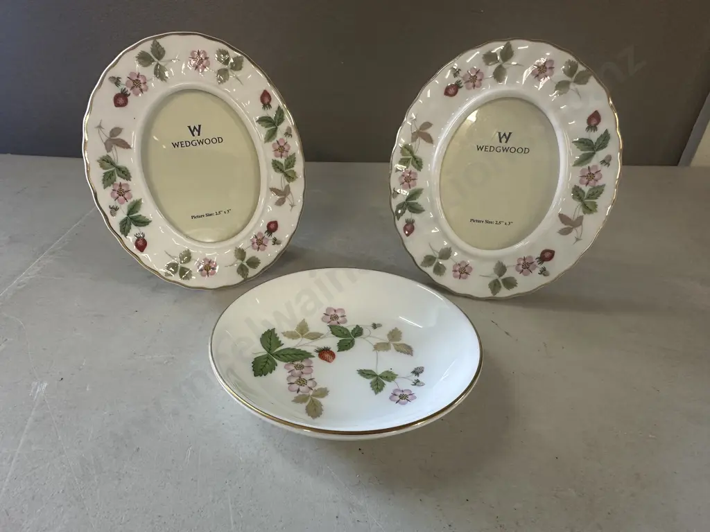 Wedgwood Wild Strawberry Round Dish & Pair Of Oval Photo Frames Image 1++