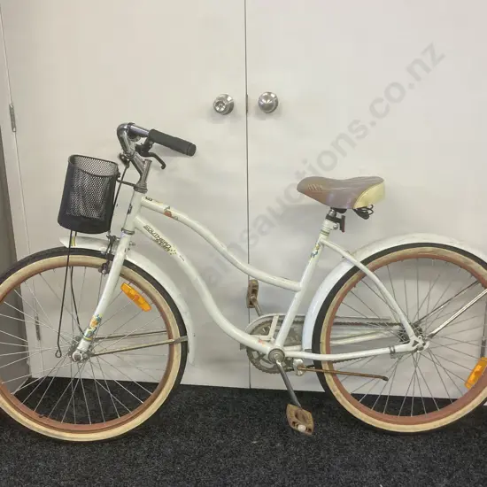 White Southern Star Cruiser Type Bike With Front Basket