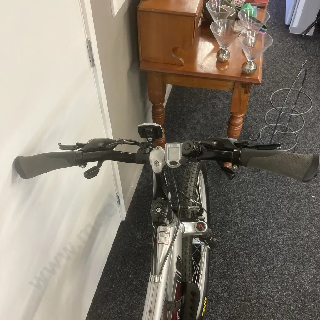 Bauer Magnum Mountain Bike With Cateye Velo 8, Slash Guards, Hydraulic Seat, Hand Pump, Front Shocks, Manual Etc Image 1++