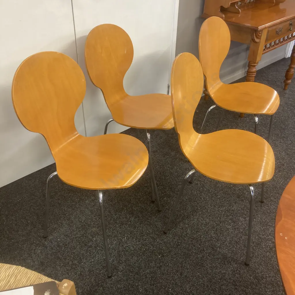 Modernist Round Wooden Topped Table (Dia 110cm) With 4 Steam Back Wooden Dining Chairs Image 1++