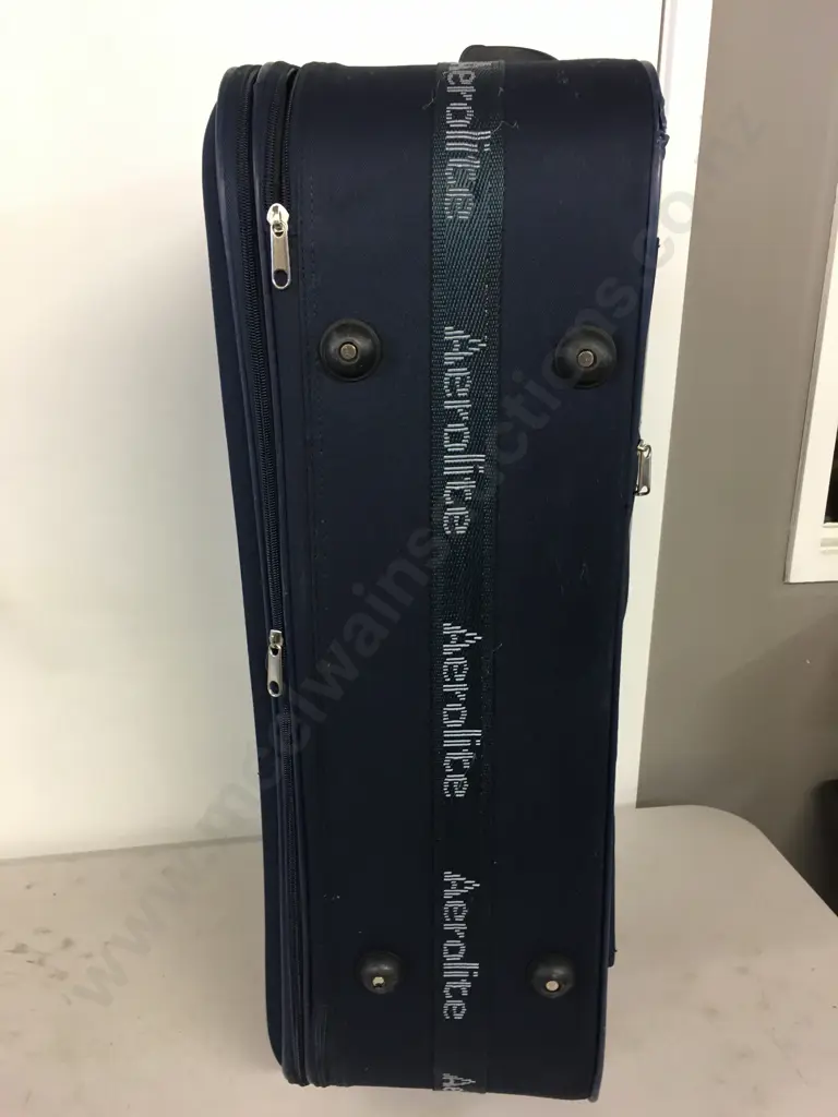 Navy Blue Aerolite Travel Case. 76 x 50cm Image 1++