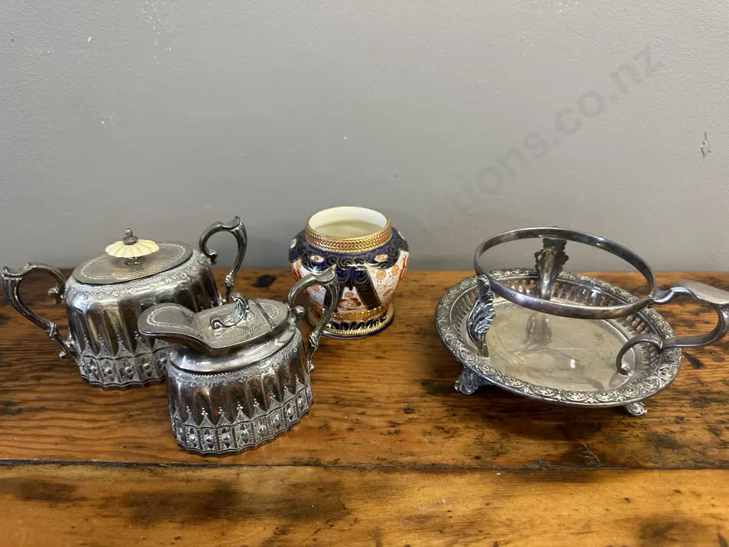Sheffield Siverware Items & Amari Style Vase Image 1++