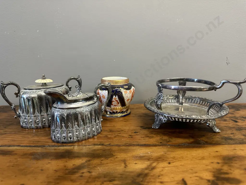 Sheffield Siverware Items & Amari Style Vase Image 1++