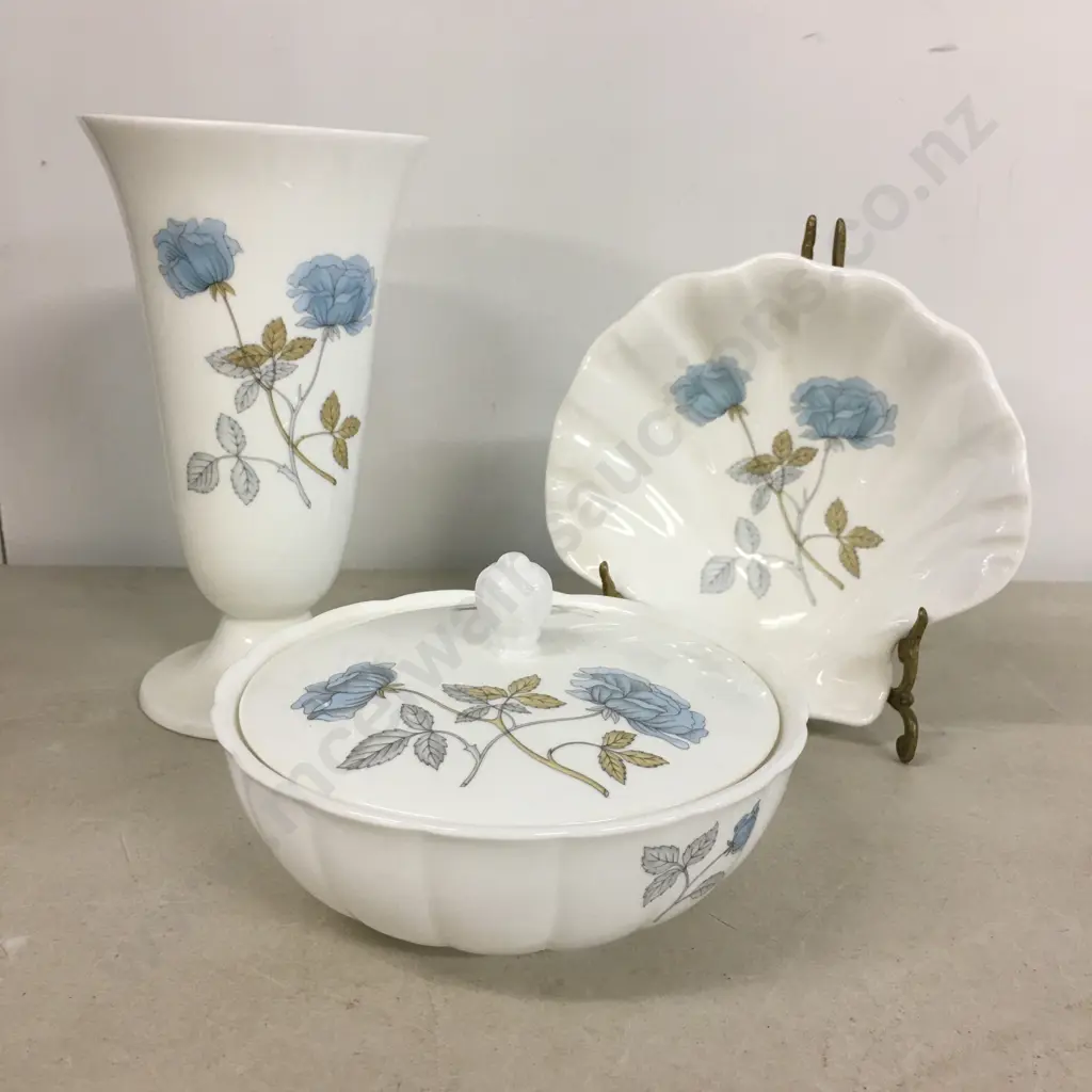 Vintage Wedgwood 'Ice Rose' China Items Including Bud Vase, Lidded Dish & Shell Trinket Dish Image 1++