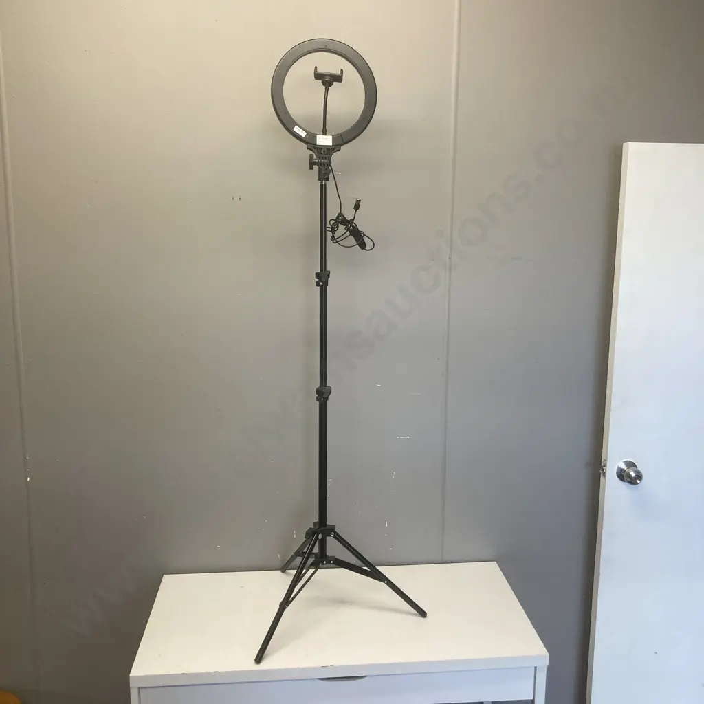 Tech Inc 10" Selfie Light 1.5m Stand Image 1++