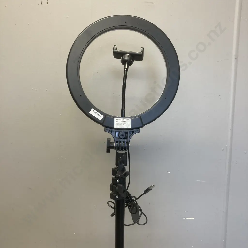 Tech Inc 10" Selfie Light 1.5m Stand Image 1++