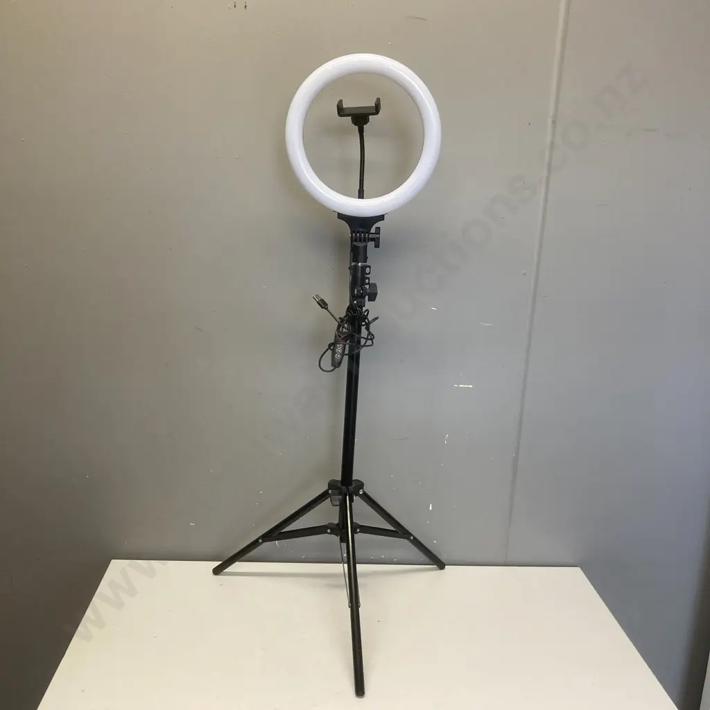 Tech Inc 10" Selfie Light 1.5m Stand Image 1++