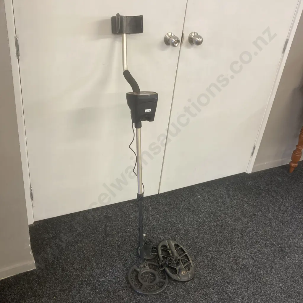 Fisher M-Scope F2 Metal Detector, F4 & 1 Other Metal Detector Heads (Missing Battery Cover) Image 1++