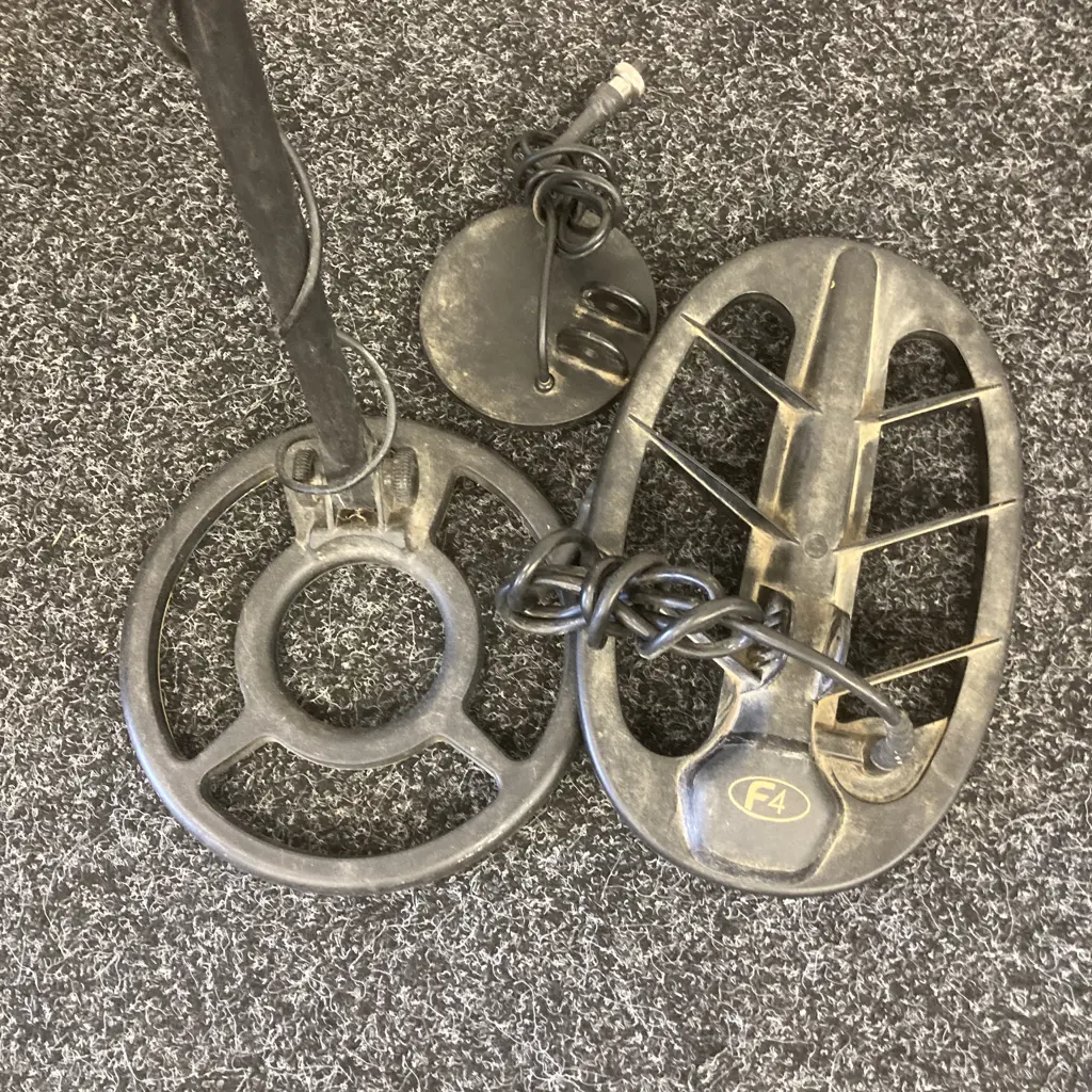 Fisher M-Scope F2 Metal Detector, F4 & 1 Other Metal Detector Heads (Missing Battery Cover) Image 1++