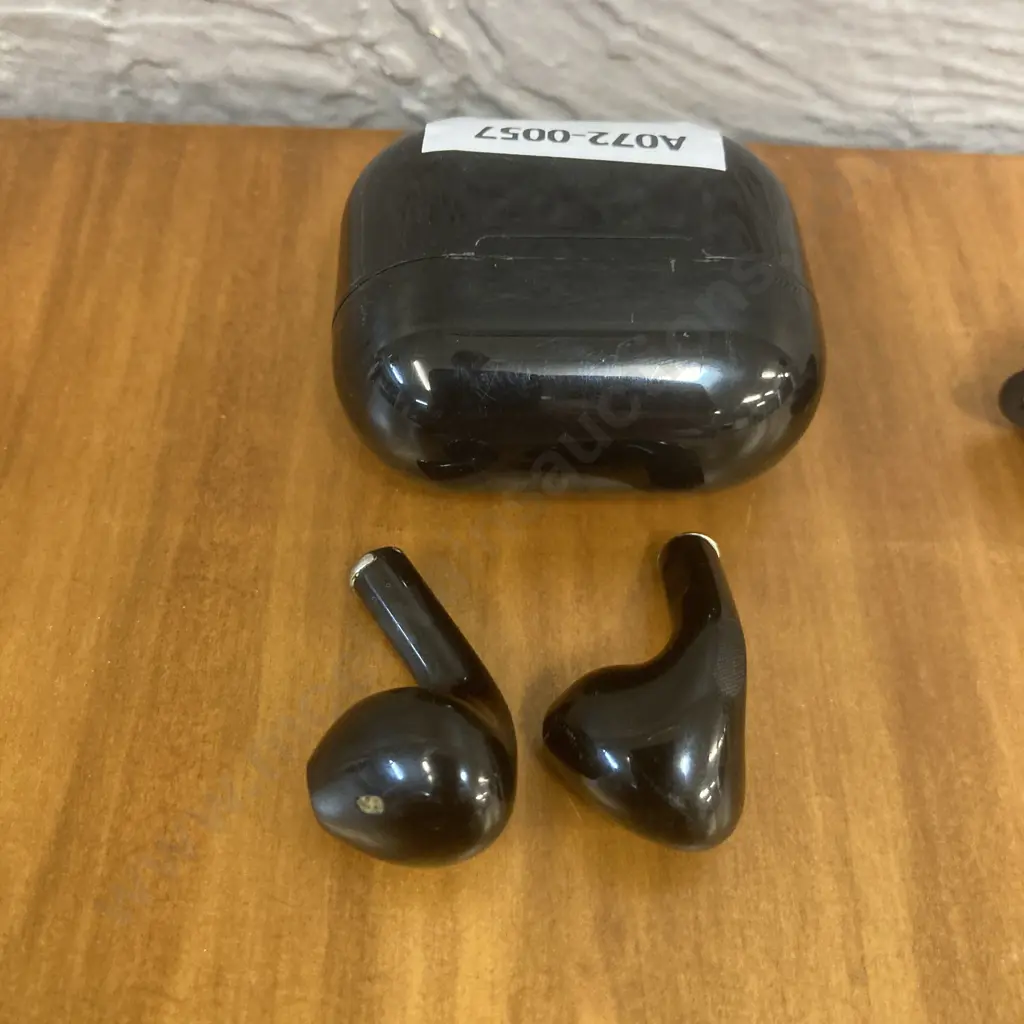 Lenovo Earbuds With Charging Case & Pair of Black Earbuds Image 1++
