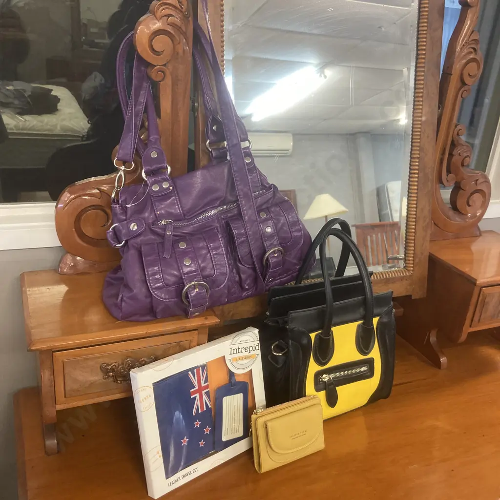 Bags, Wallet & Vintage Boxed Leather Travel Set Image 1++