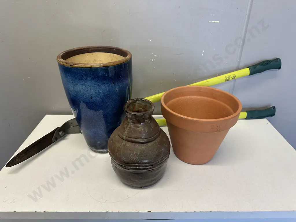 Selection Of Outdoor Pots With McGregors Lopers Image 1++