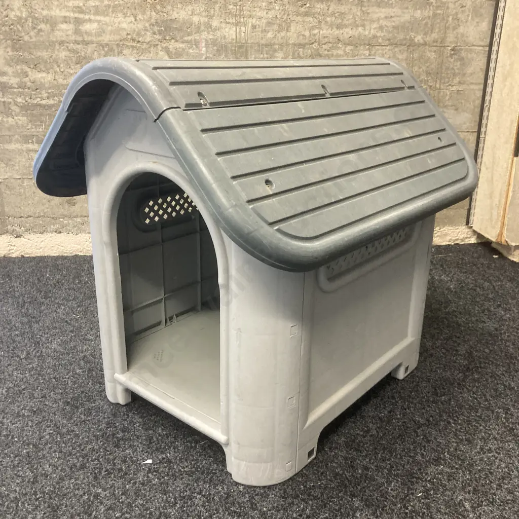 Plastic Dog House. H66 W74 D57cm Image 1++