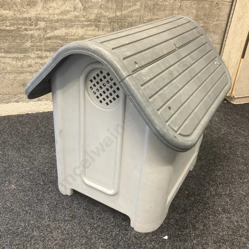 Plastic Dog House. H66 W74 D57cm Image 1++