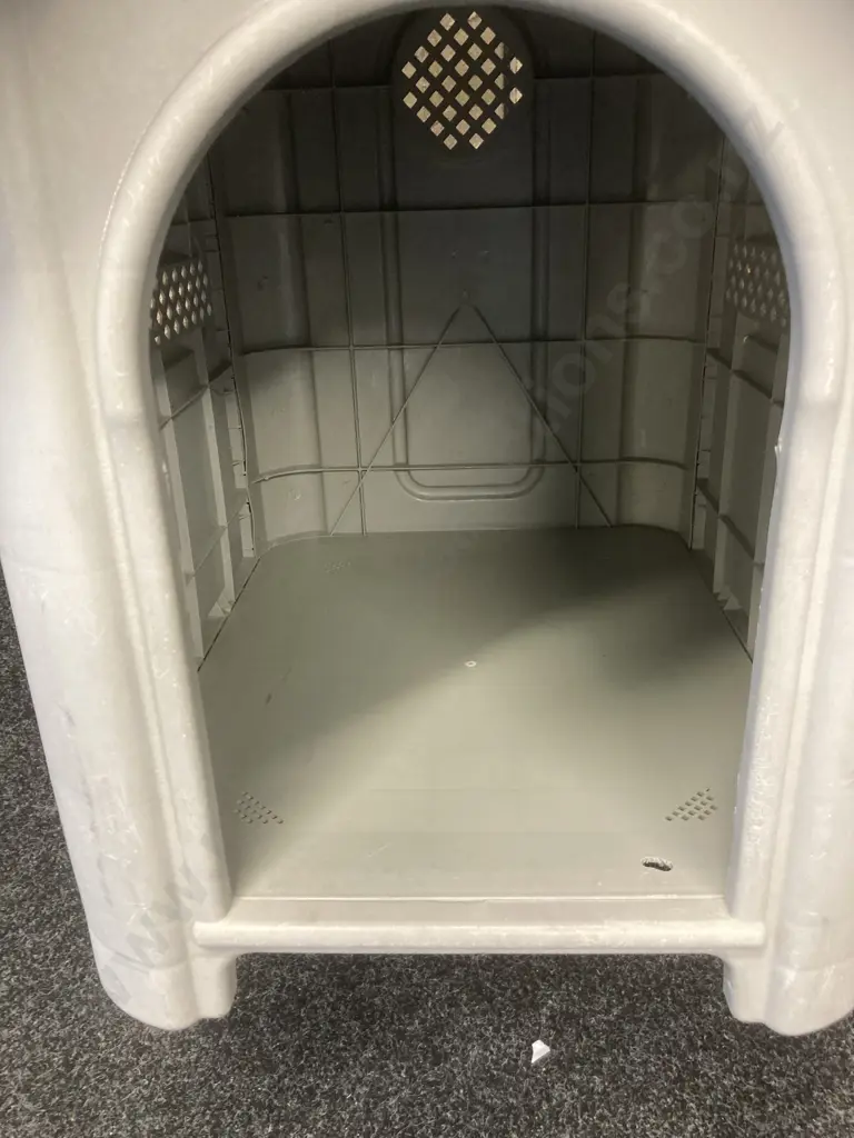 Plastic Dog House. H66 W74 D57cm Image 1++