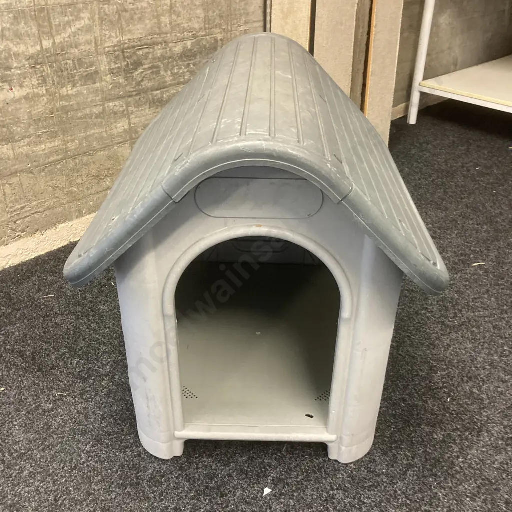 Plastic Dog House. H66 W74 D57cm Image 1++