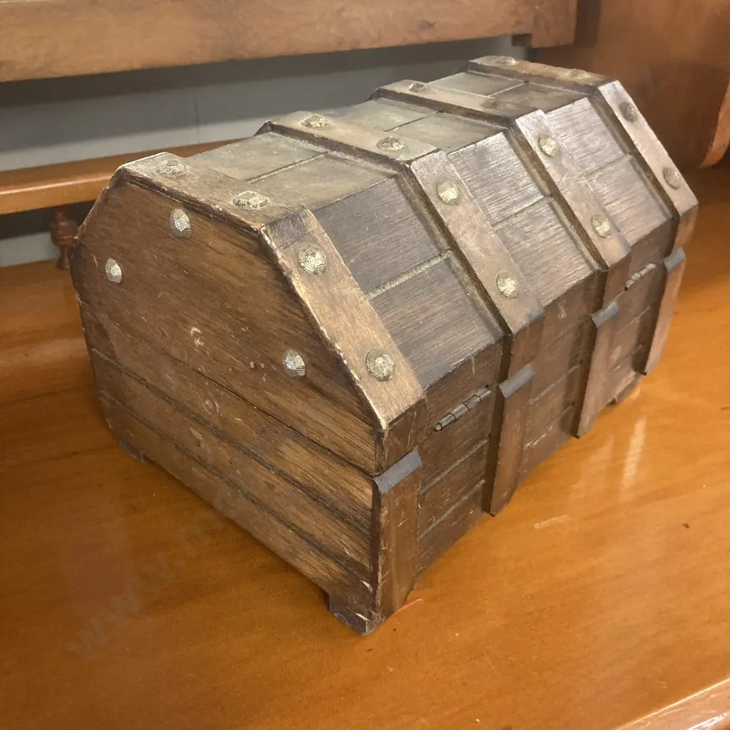 Vintage Treasure Chest Jewellery Box (As Found Condition). H16.5 W25 D19cm Image 1++