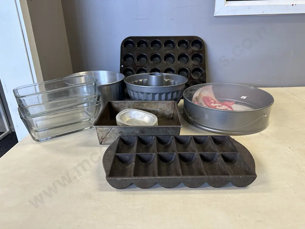 Assorted Bakeware Items Image 1++