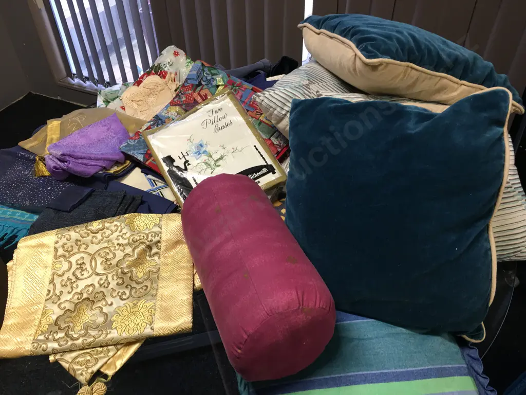 Selection of Vintage Linen, Drawer Liners, Cushions Etc(Not Saleable Donated) Image 1++