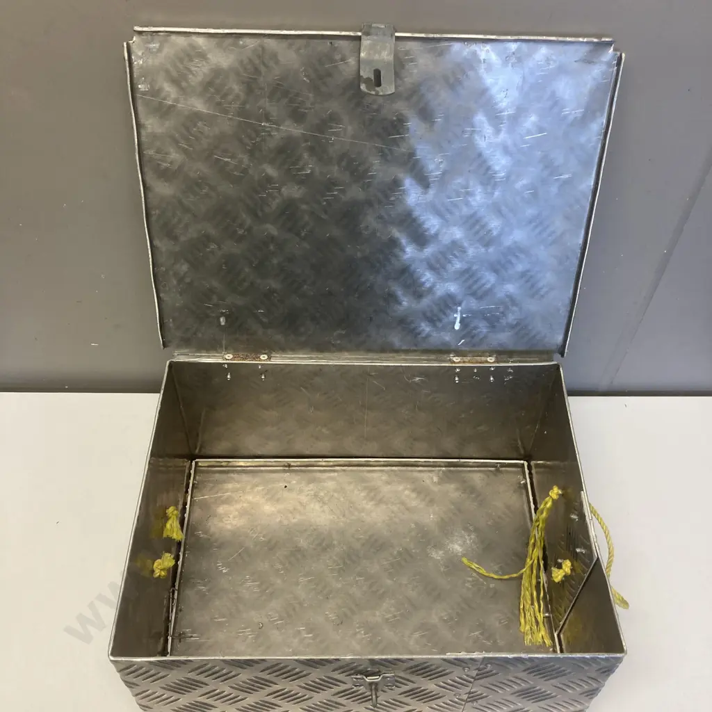 Aluminium Treadplate Lockbox. H21 W43.5 D33cm Image 1++