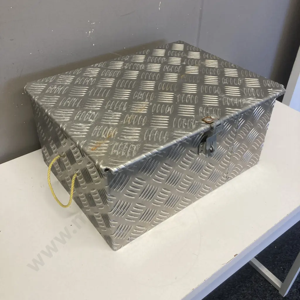 Aluminium Treadplate Lockbox. H21 W43.5 D33cm Image 1++