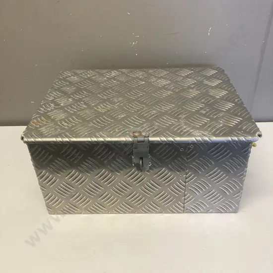 Aluminium Treadplate Lockbox. H21 W43.5 D33cm