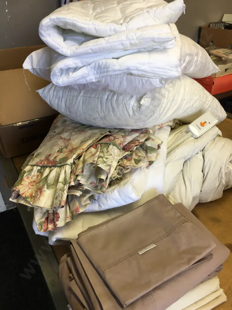 Assorted Linen Including Double Goldair Electric Blanket, Pillows, Logan & Mason Sheets Etc Image 1++