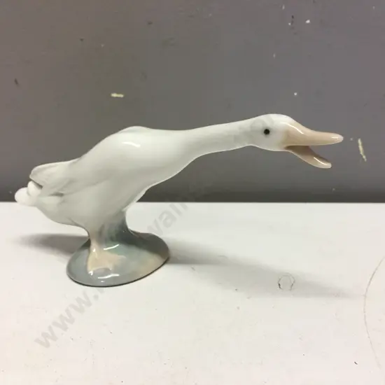 Vintage Lladro Small Honking Goose A-20F. 16cm