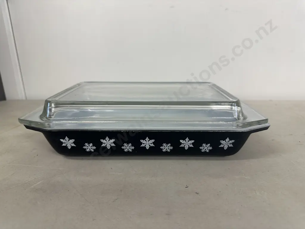Vintage Pyrex Snowflake Black Lidded Shallow Dish  Image 1++