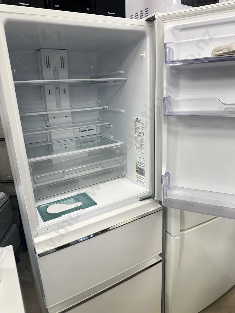 Mitsubishi Refrigerator - Freezer 370 Litre With Icemaker, Model MR-CX37EJ-W-A Image 1++