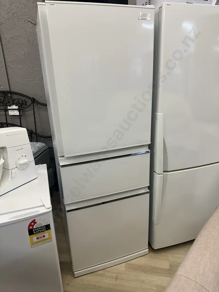 Mitsubishi Refrigerator - Freezer 370 Litre With Icemaker, Model MR-CX37EJ-W-A Image 1++