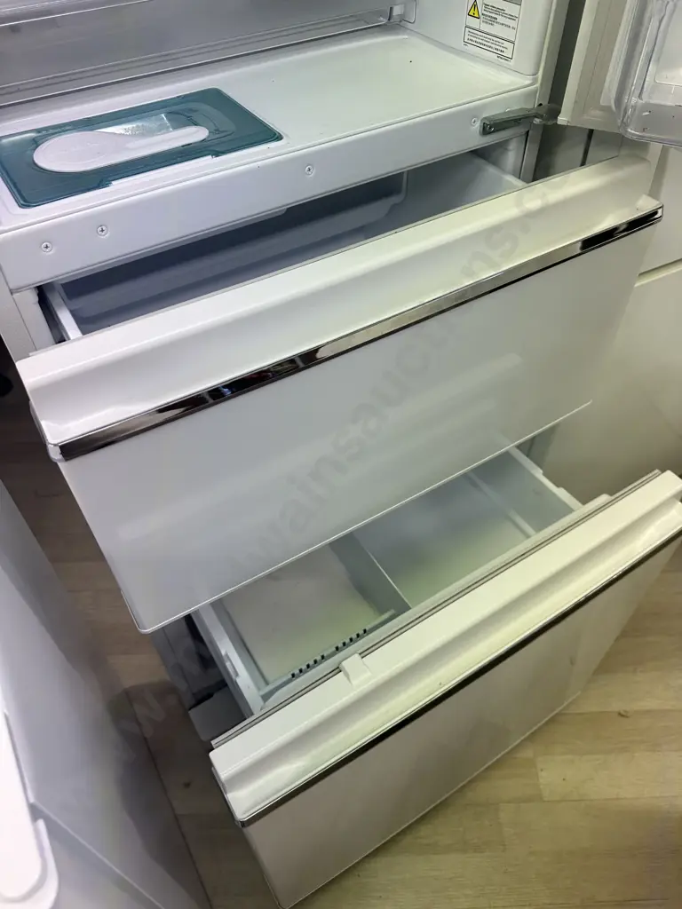 Mitsubishi Refrigerator - Freezer 370 Litre With Icemaker, Model MR-CX37EJ-W-A Image 1++
