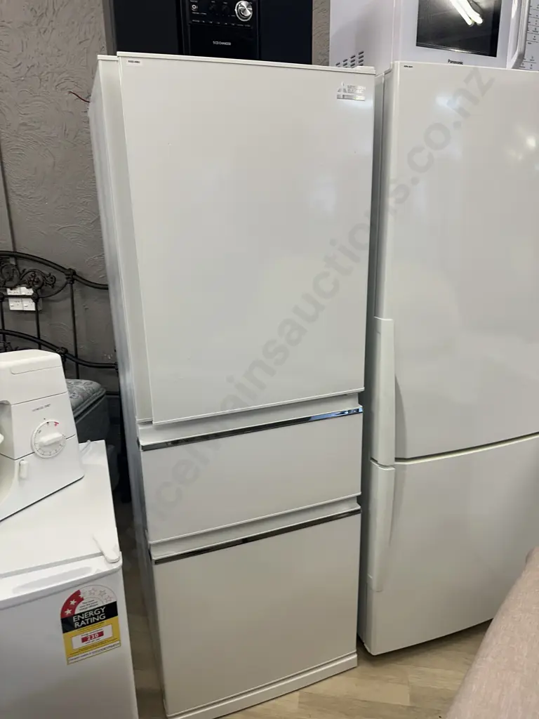 Mitsubishi Refrigerator - Freezer 370 Litre With Icemaker, Model MR-CX37EJ-W-A Image 1++