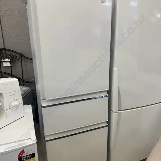 Mitsubishi Refrigerator - Freezer 370 Litre With Icemaker, Model MR-CX37EJ-W-A