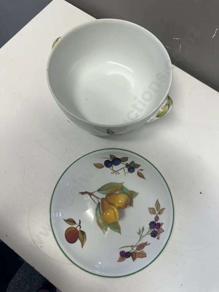 Royal Worcester Evesham Vale Lidded Casserole Dish Image 1++