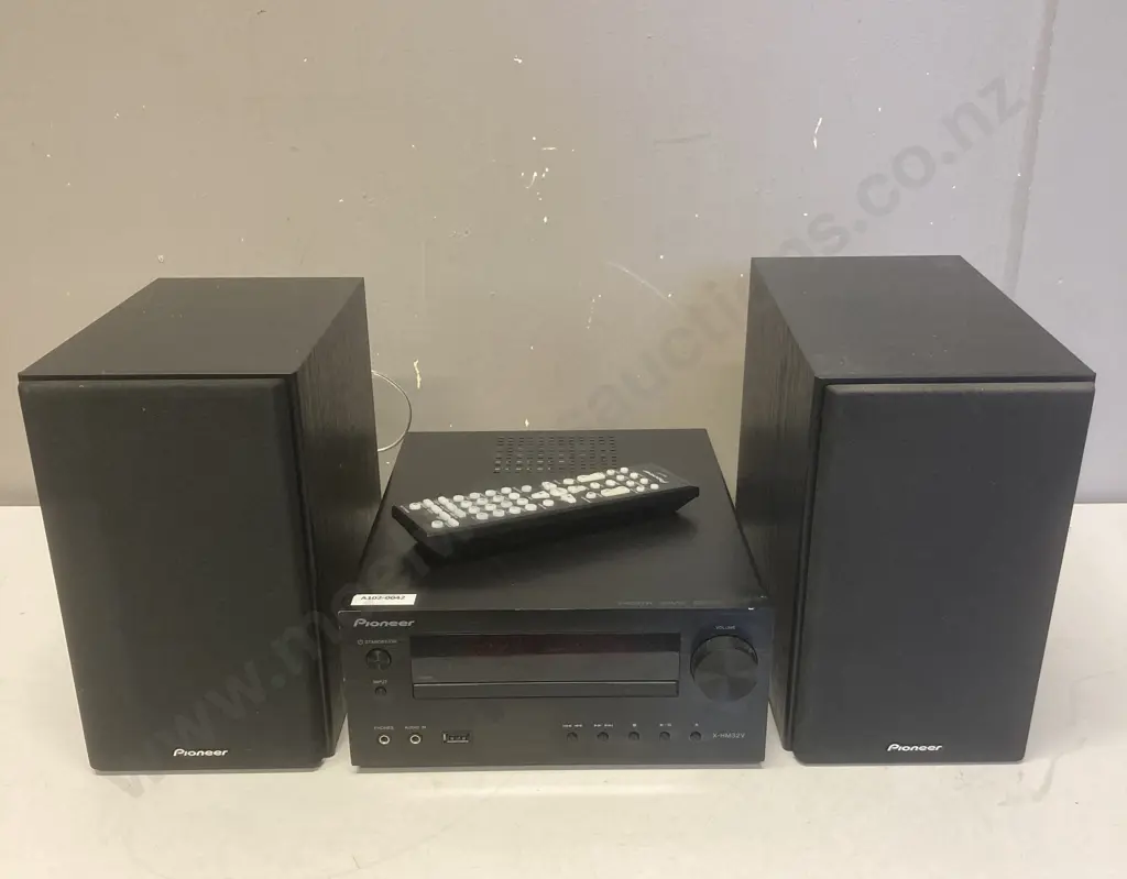 Pioneer Micro HiFi System DVD Model X-HM32V-K With Remote Control Image 1++