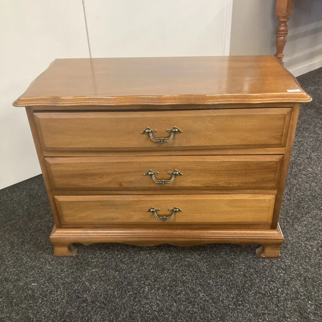 Mahogany 3 Drawer Lowboy. H57 W74 D34cm Image 1++