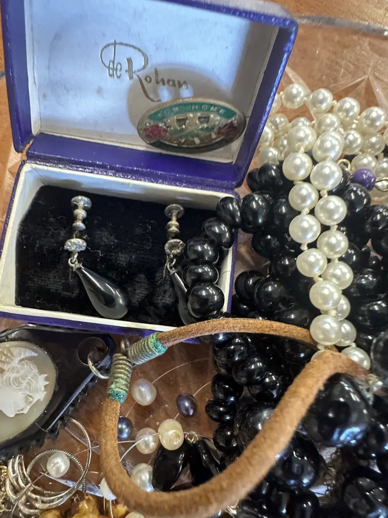 Selection Of Costume Jewellery Including Seiko Watch, Earings Etc Image 1++