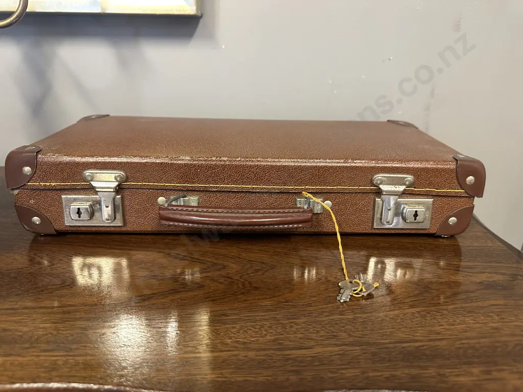 Small Vintage Leather Case With Keys H8,W44,D20cm. Image 1++