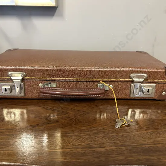 Small Vintage Leather Case With Keys H8,W44,D20cm.