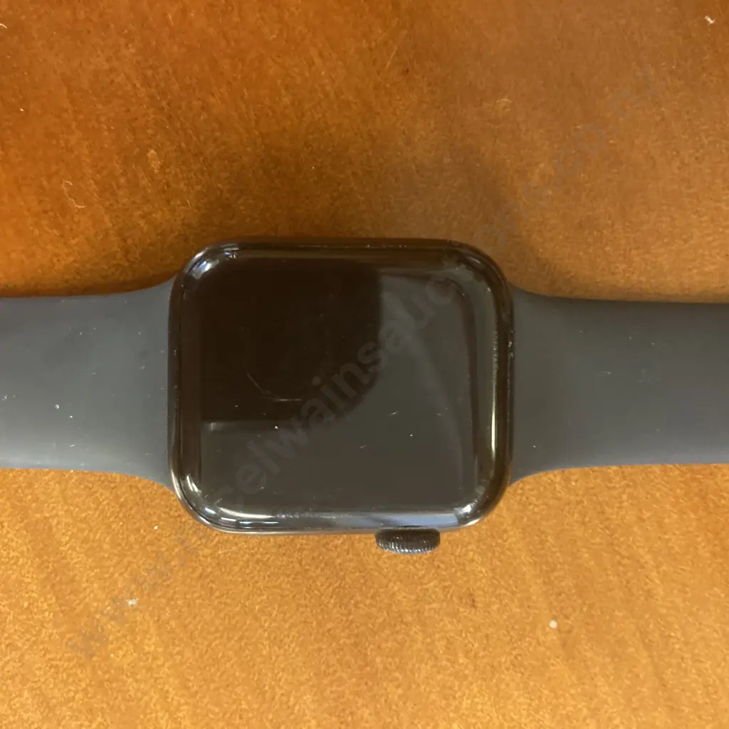 Black Apple Watch SE 40mm GPS LTE WR-50 Image 1++