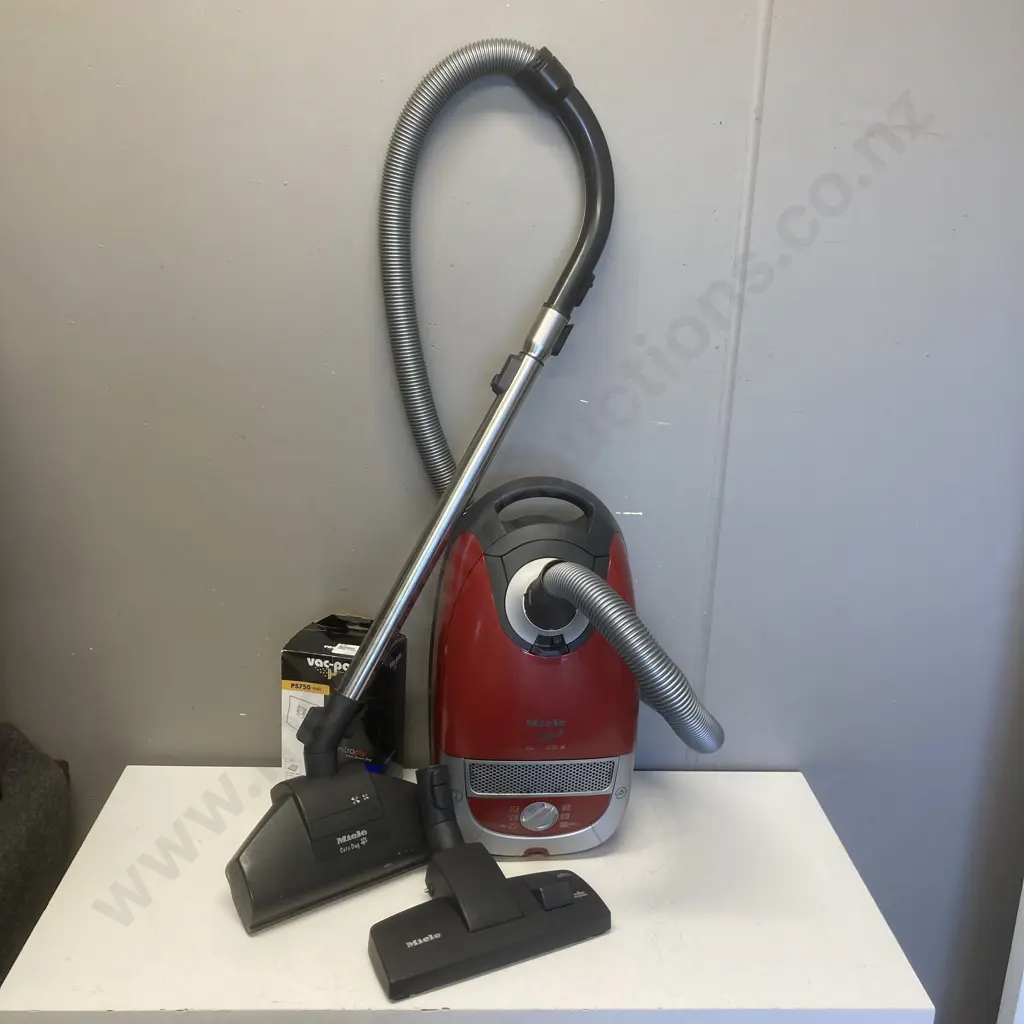 Miele Cat&Dog 5000 Vacuum Cleaner Image 1++